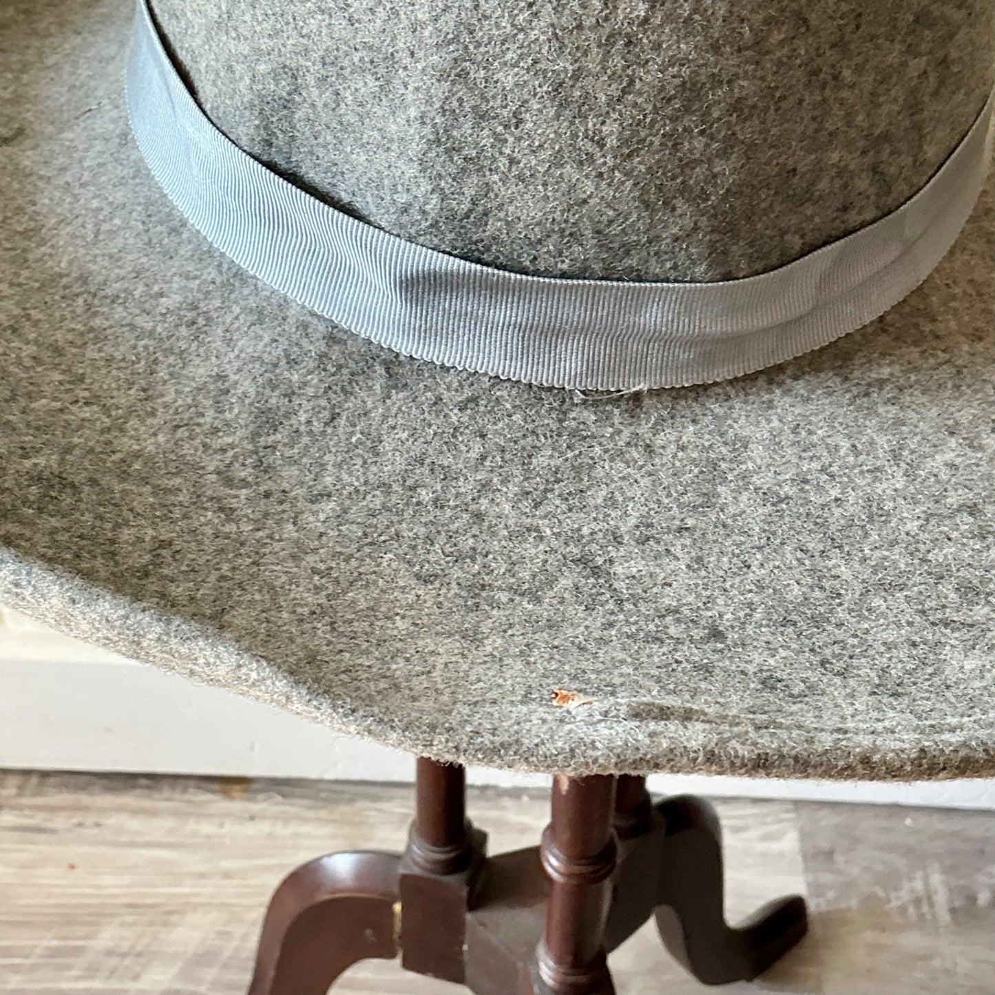 Vintage Peachfelt Grey Felt Hat Gold-Tone Horse Head Emblem + Pheasant Feathers