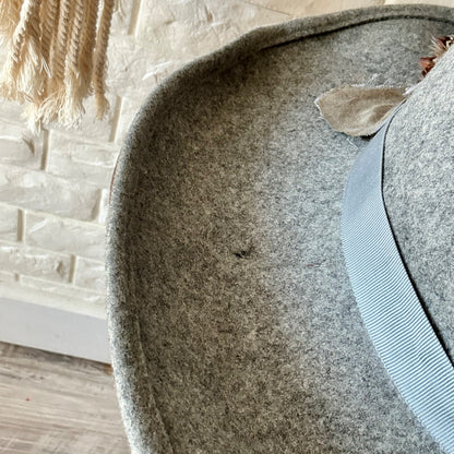 Vintage Peachfelt Grey Felt Hat Gold-Tone Horse Head Emblem + Pheasant Feathers